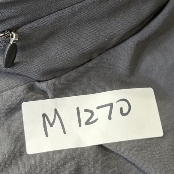 ASICS Men's Dark Gray Performance Jacket - Picture 8 of 8